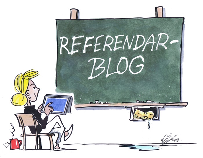 Referendarin bloggt im Klassenzimmer vor der Tafel