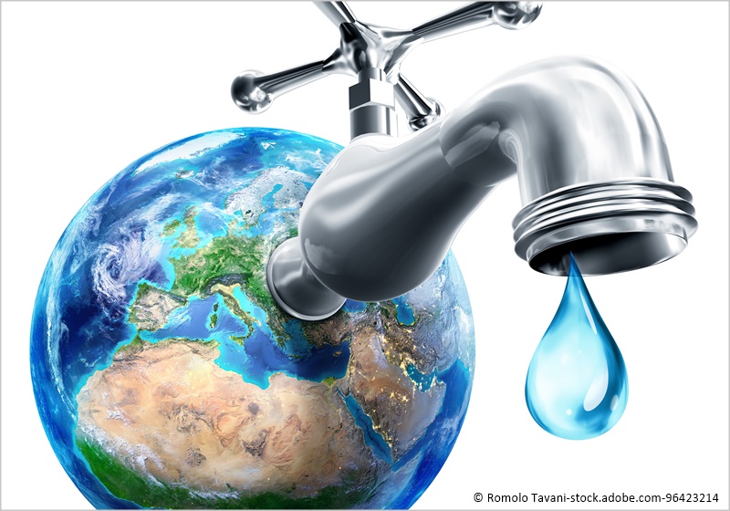Wasser aus Hahn tropft auf Erde