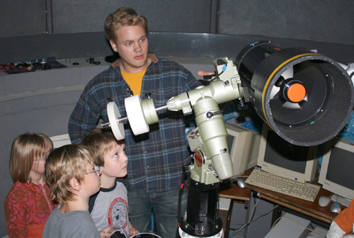 "Astrokids" in der Kuppel der Schulsternwarte