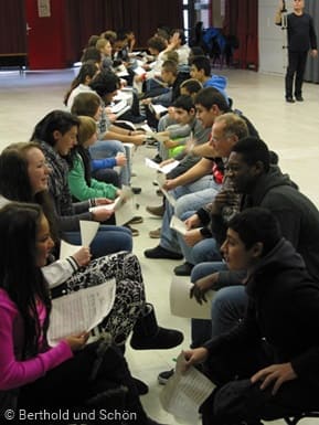 Schüler sitzen sich gegenüber und diskutieren