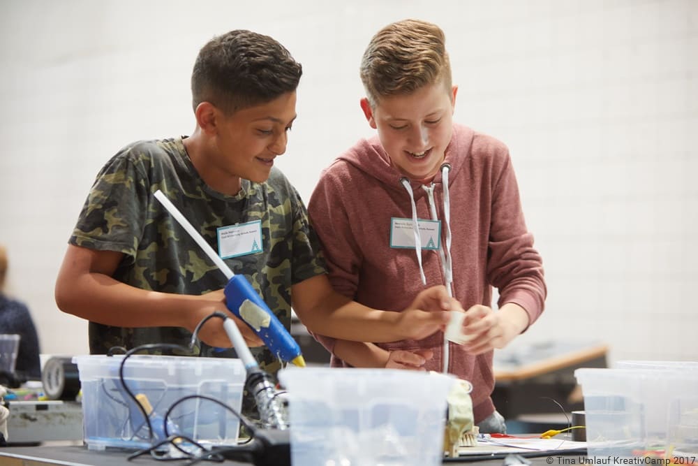 Zwei Schüler arbeiten an einem kreativen Projekt