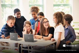 Asus Notebook in der Grundschule Lehrerin mit Kindern im Klassenzimmer