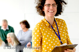 Lehrerin mit Tablet in der Hand auf einer Fortbildung