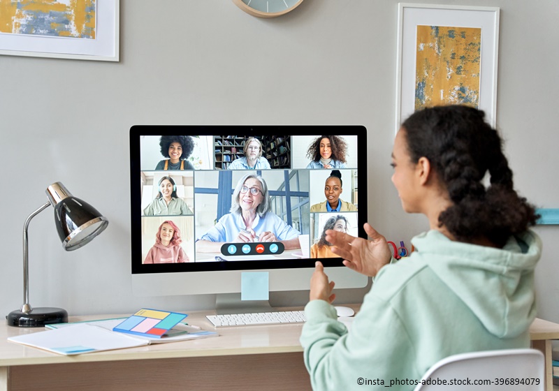 Mädchen sitzt in interaktiver Unterrichtsstunde vor dem Computer