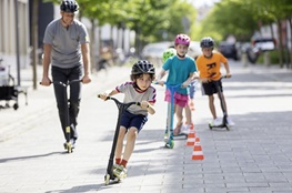 Kinder auf Rollern unterwegs