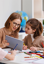 Lehrerin und Schülerin am Tablet