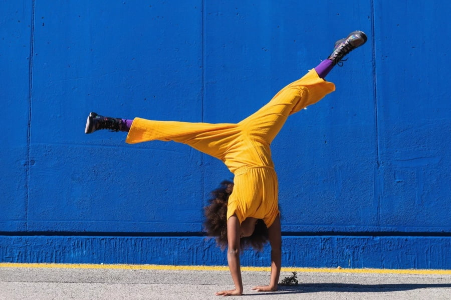 Frau macht einen Radschlag