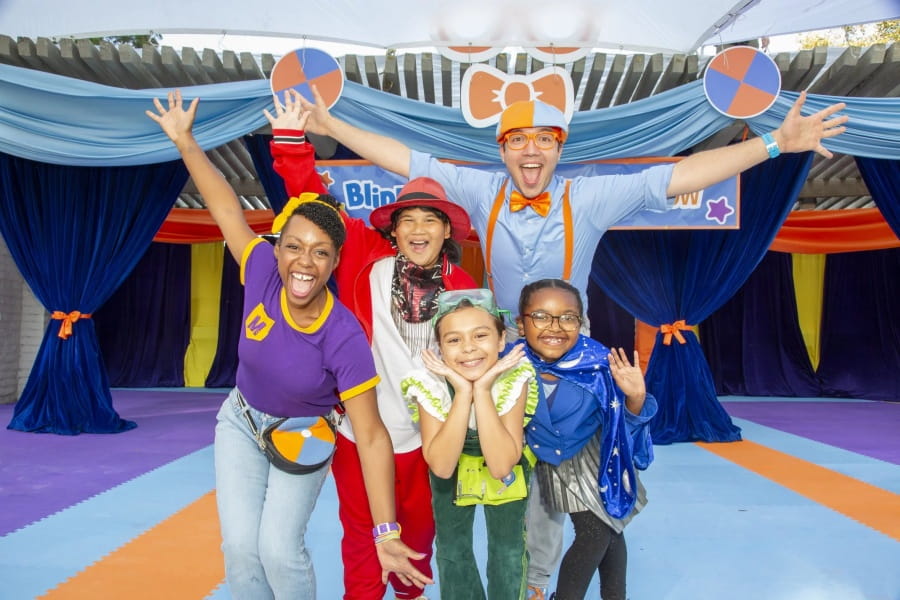 Menschen im Zirkus verkleidet