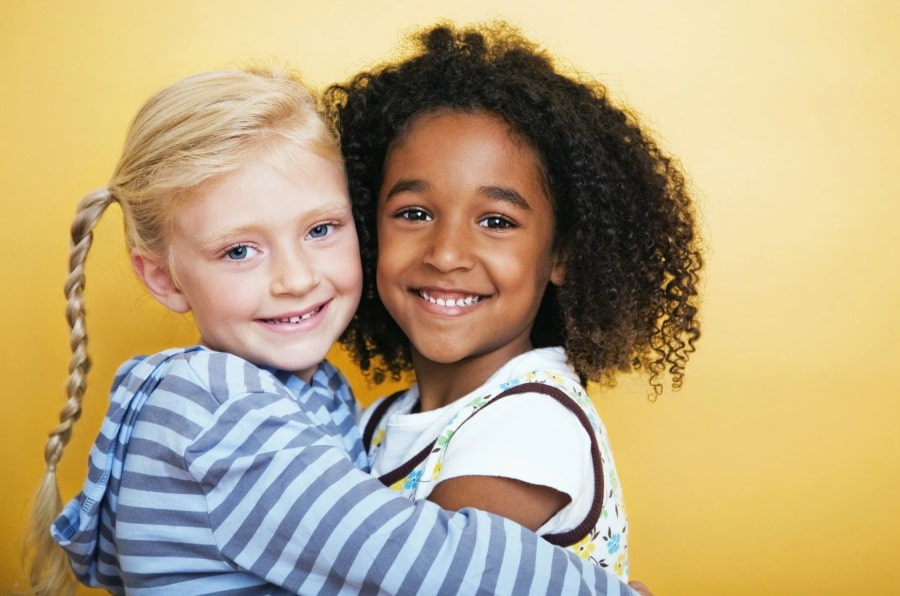 zwei Mädchen umarmen sich 