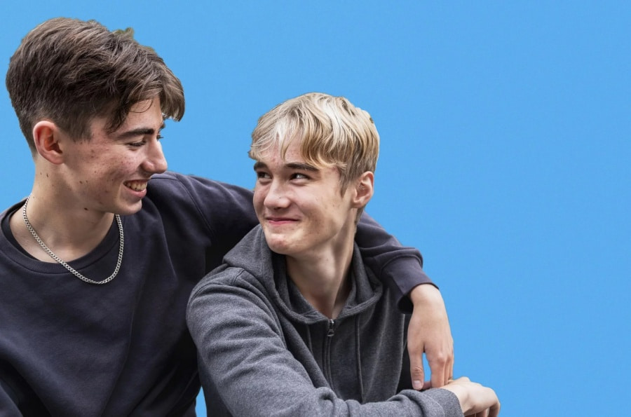 Zwei junge Männer umarmen sich 