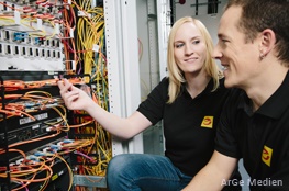 Schaltstellen der Zukunft Junge und Mädchen Elektrohandwerk