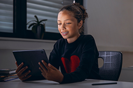 Ein Mädchen hält einen Tablet-Computer in der Hand.