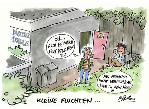 Zwei Erwachsene vor einem Hinterausgang des Gebäudes "Digitale Schule". Der Mann mit Zigarette fragt den anderen, der entspannt an einem Baum lehnt: "auch heimlich eine rauchen?", dieser antwortet: "Ne, heimlich nicht erreichbar! Hier ist kein Netz!!!"