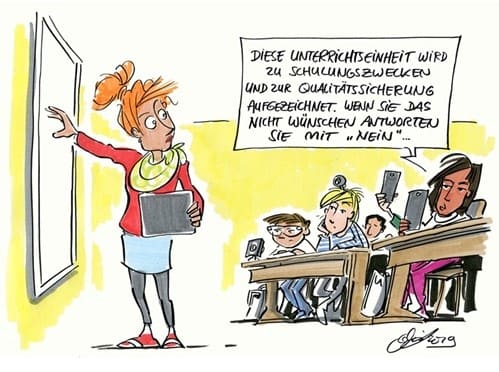 Eine Lehrerin steht vor der Tafel, innehaltend und blickt fragend zu ihrer Klasse, die Kameras und Mobiltelefone auf sie gerichtet hat. Ein Schüler erklärt: „Diese Unterrichtseinheit wird zur Schulungszwecken und zur Qualitätssicherung aufgezeichnet. Wenn Sie das nicht wünschen, antworten Sie mit Nein."