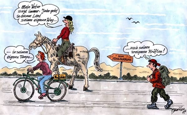 Eine Frau reitet auf einem Pferd, ein Junge fährt Fahrrad, ein andere Junge ist zu Fuß unterwegs.
