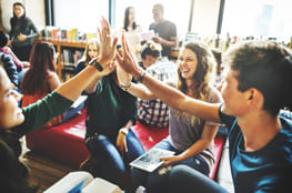 Energie macht Schule Schüler arbeiten in der Klasse zusammen.