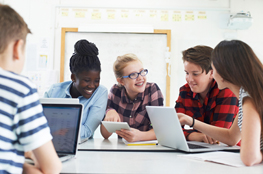 Schüler arbeiten im Unterricht am Tablet zu aktuellen Energiethemen