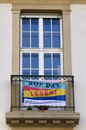 Flagge mit Aufschrift "Auf das Leben"