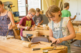 Kinder in einer Klasse beim Werken