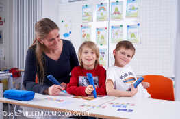 AnyBook: Lehrerin lernt mit Kindern