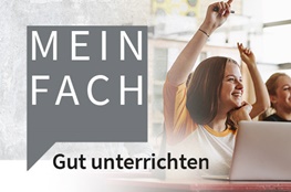 Mädchen meldet sich im Unterricht