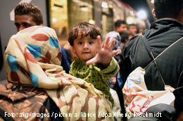 Flucht und Integration Themendossier Flüchtlingsjunge schaut in die Kamera