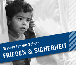 Frieden und Sicherheit Logo Kleiner Junge schaut aus Flüchtlingszelt