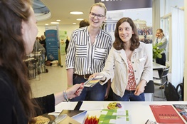 News: YOU-Summer-Festival am 22. Juni 2 Frauen informieren sich am Stand beim YOU-Festival