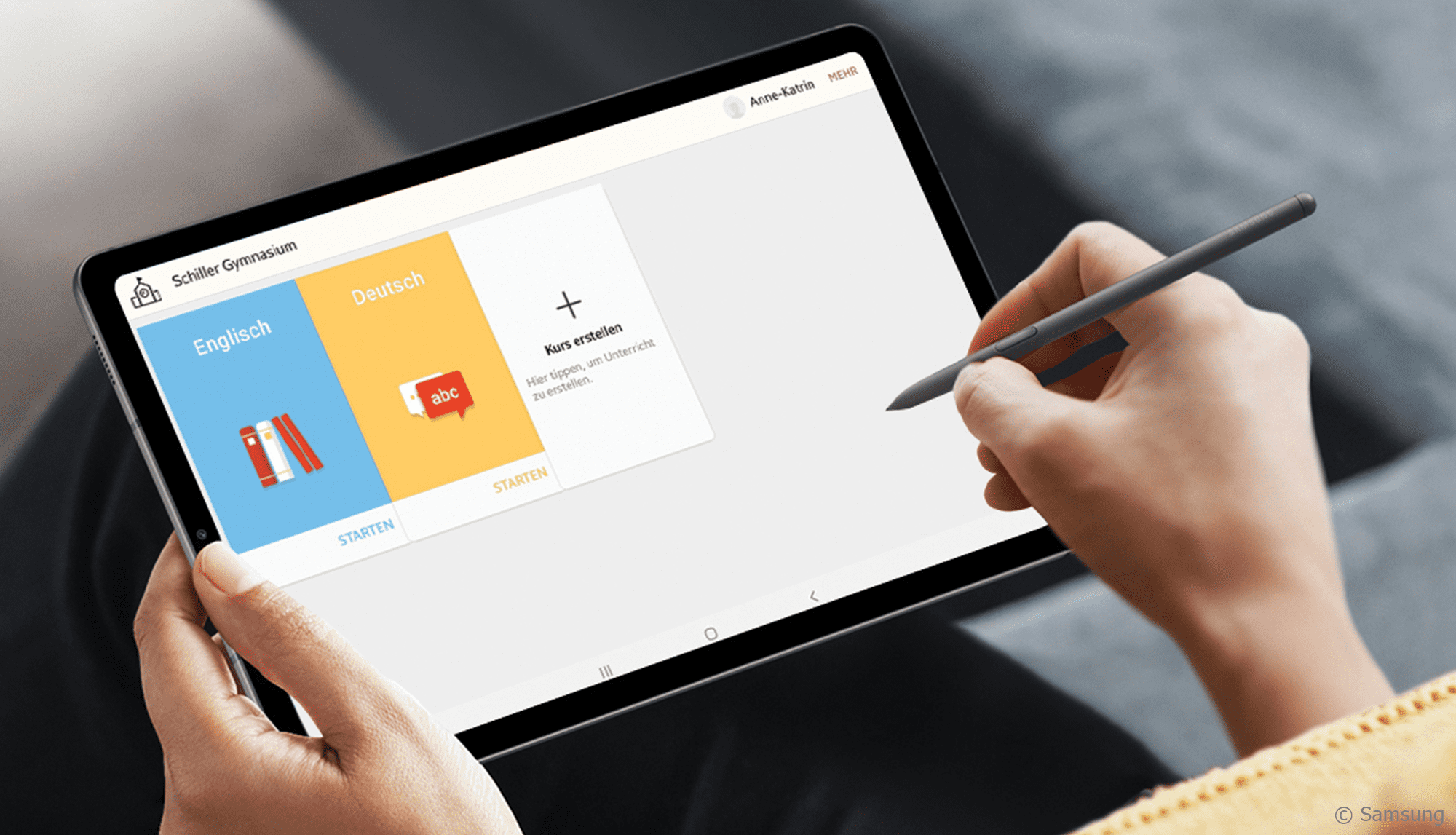 Zwei Hände umfassen ein Tablet mit Samsung Neues Lernen auf dem Bildschirm