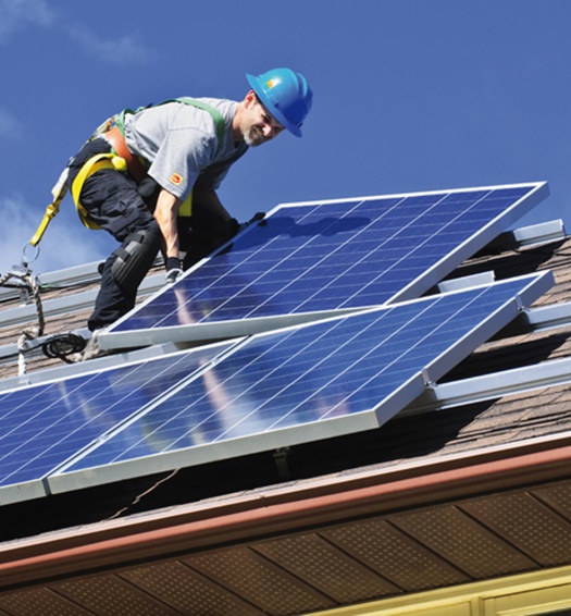 Handwerker baut Photovoltaik Anlage auf