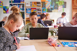 Schuklasse, Lernende bei der Arbeit am Laptop