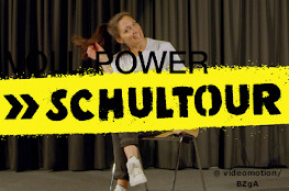 Power Schultour; Frau sitzend auf Stuhl