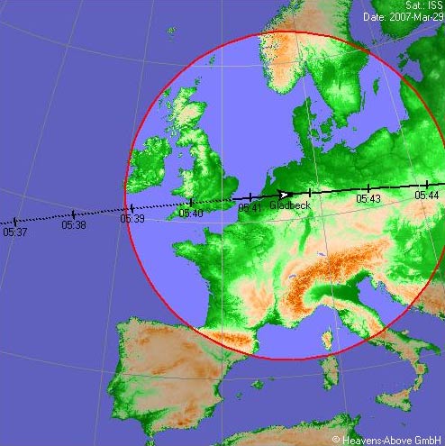 Screenshot eines "Ground Track" mit ISS-Flugbahn über der Erde von der Website Heavens-Above