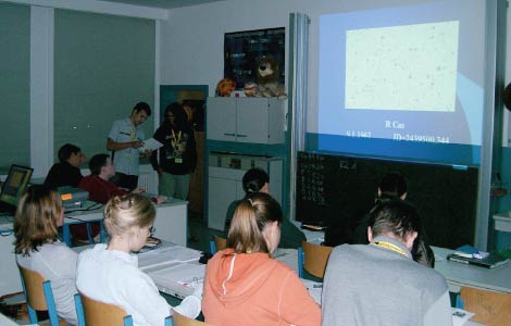 Die Lernenden schätzen in Partnerarbeit Sternhelligkeiten der im abgedunkelten Raum präsentiereten Schätzfelder.