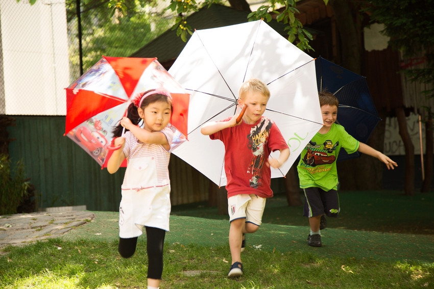 Unterrichtsmaterial Windenergie - Kinder mit Regenschirm