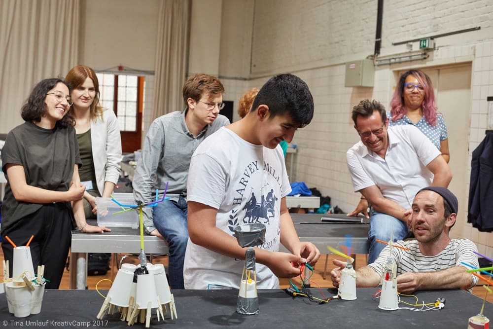 Schüler arbeiten gemeinsam an einem Projekt