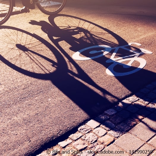 Fahrradspur mit Schatten eines Fahrrads