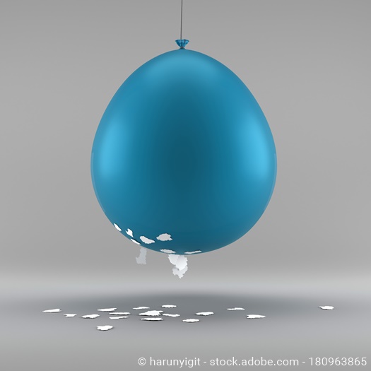 Ein aufgeblasener Ballon zieht Papierschnipsel an
