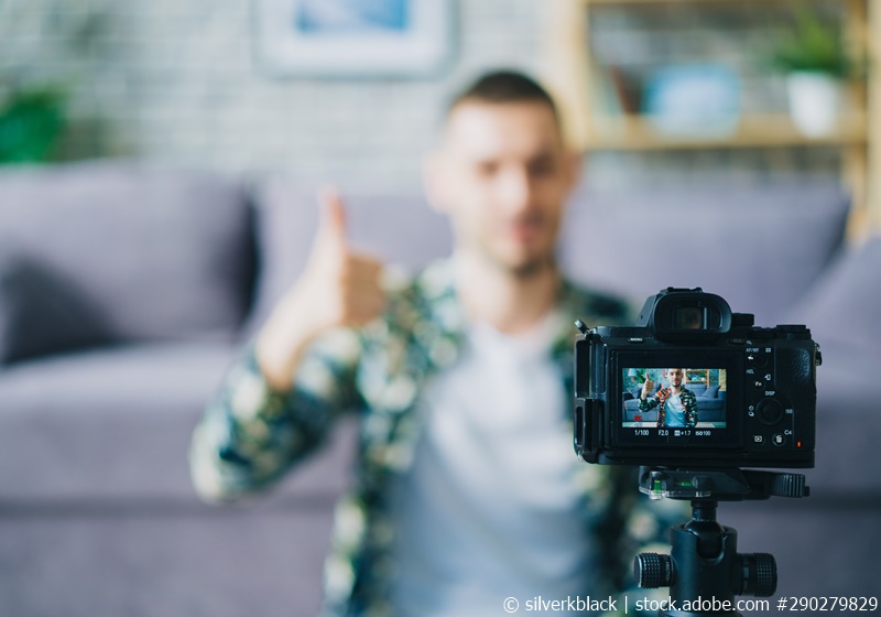 Ein Influencer vor laufender Kamera