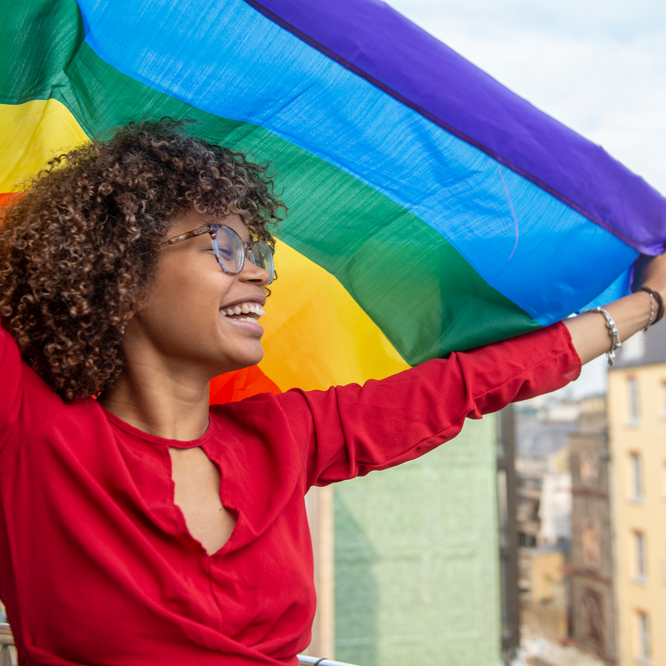 Schwarze Frau mit Regenbogenfahne