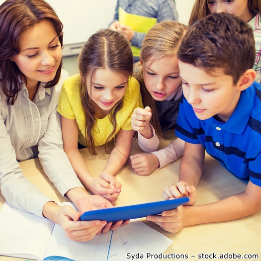 Grundschulkinder am Tablet