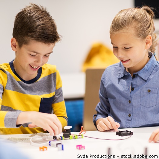 Kinder arbeiten mit einem Miniroboter