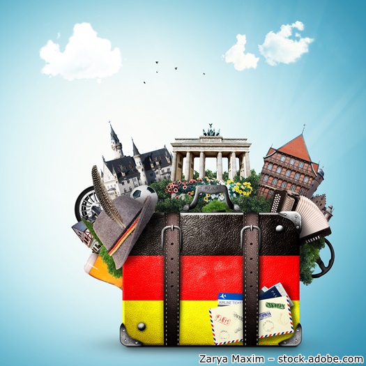 Koffer mit Deutschlandflagge und bekannten Sehenswürdigkeiten