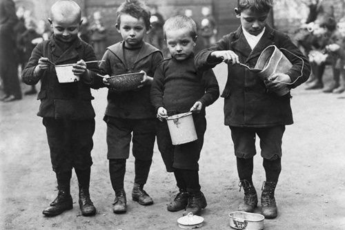 hungrige Kinder als Symbol für die Sozialgeschichte