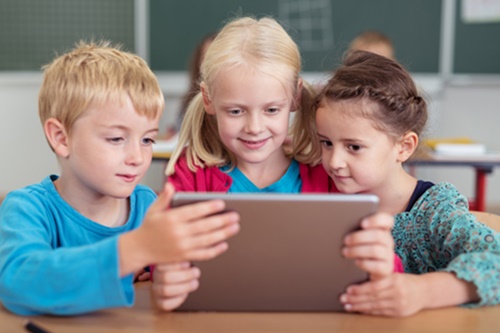 Schüler der Grundschule mit Tablet